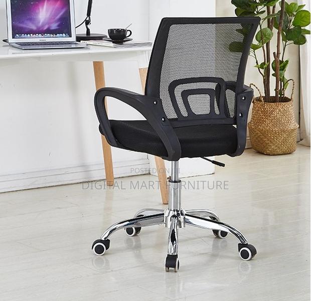 Black Mesh Chair With Reinforced Base - thumbnail 9