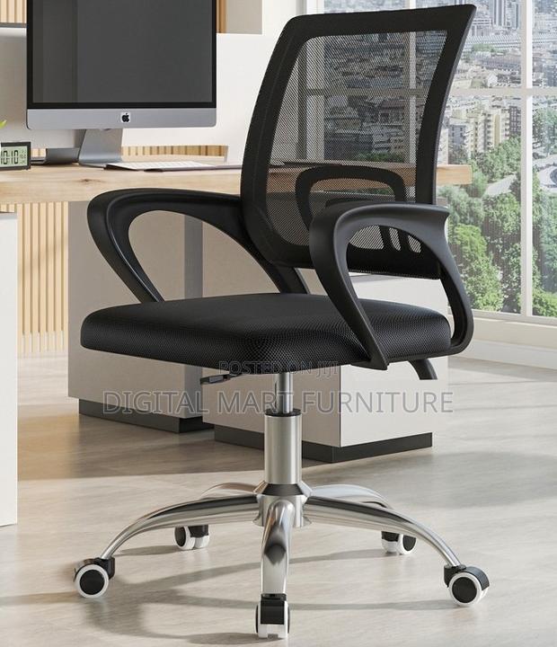 Black Mesh Chair With Reinforced Base - thumbnail 10