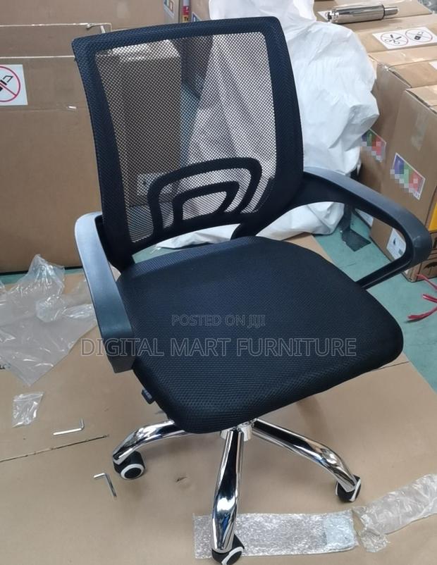 Black Mesh Chair With Reinforced Base - thumbnail 11