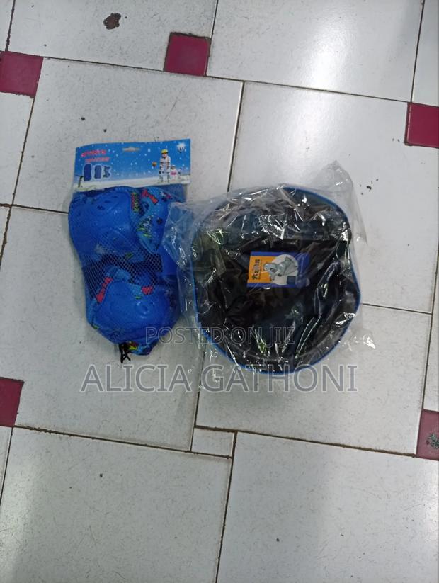 Helmet With Kneepads - thumbnail 3