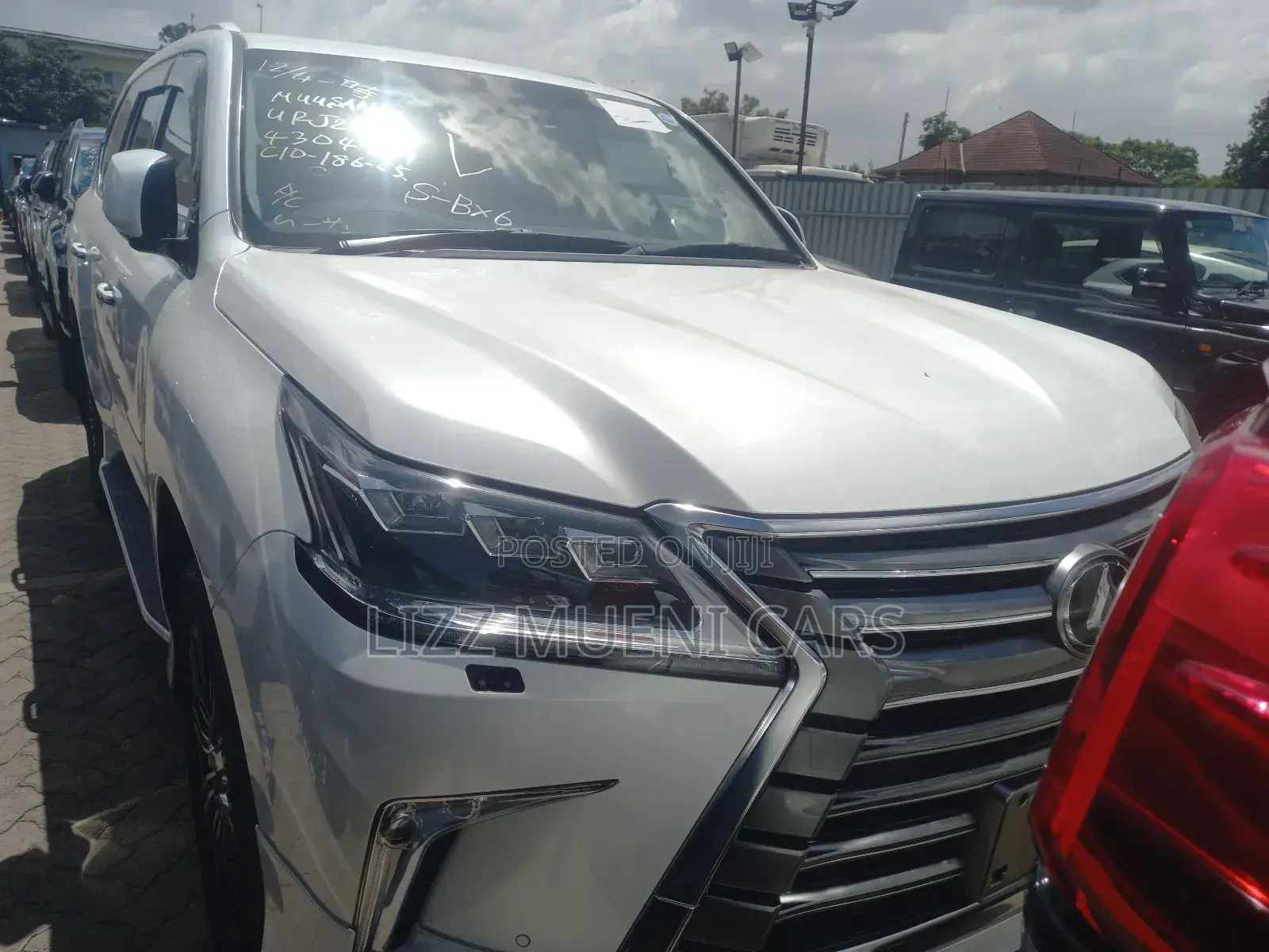 Lexus LX 570 AWD 2019 White