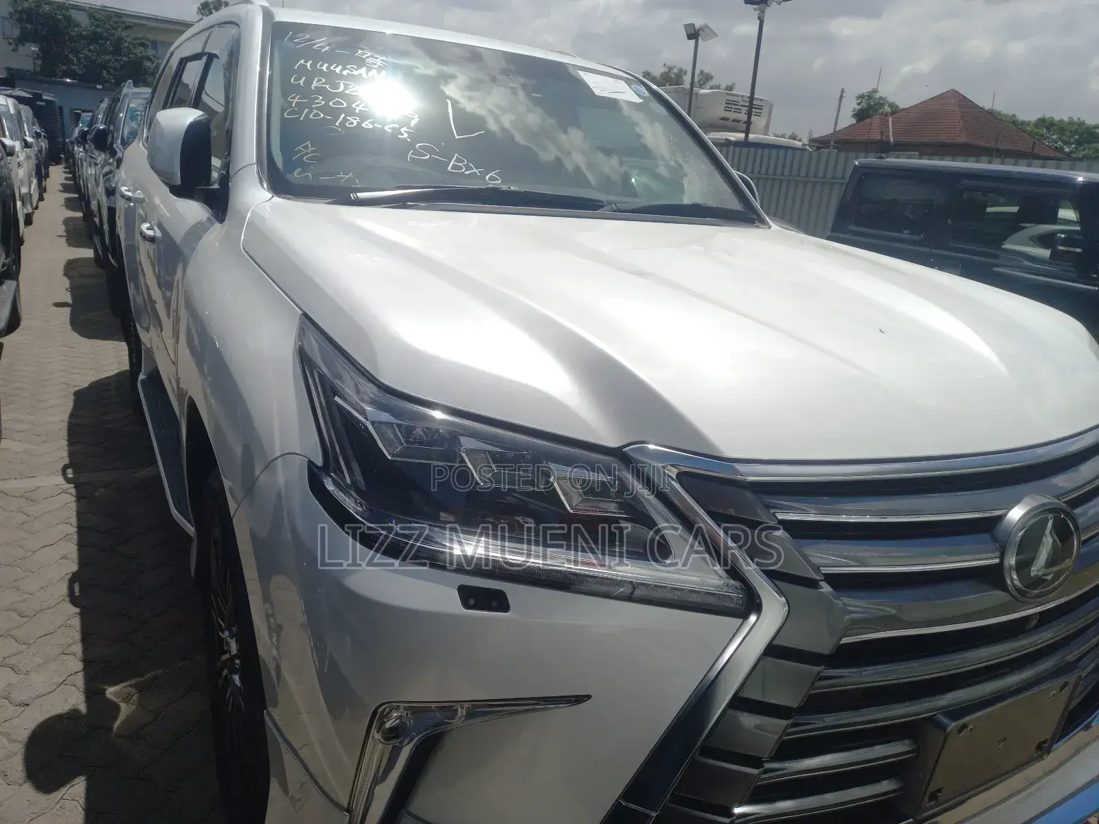 Lexus LX 570 AWD 2019 White