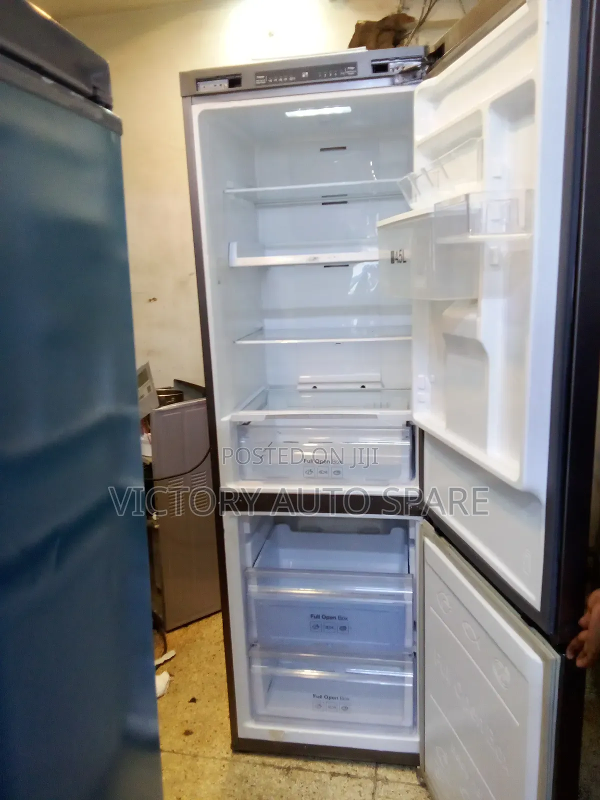 Clean Bottom Freezer Refrigerator (Samsung)