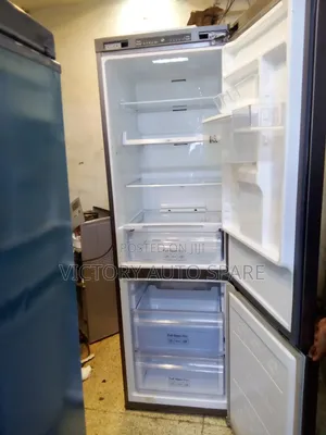 Clean Bottom Freezer Refrigerator (Samsung)