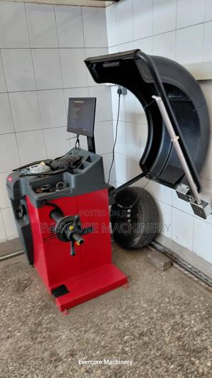 Heavy Duty Computerized Wheel Balancing Machine. - main view