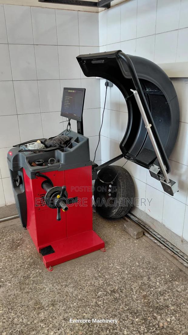 Heavy Duty Computerized Wheel Balancing Machine. - thumbnail 2