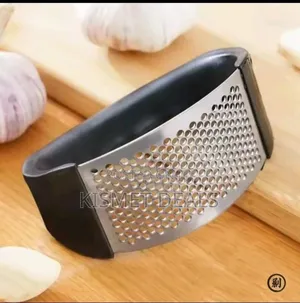 *Handheld Garlic Press Made of Hard Stainless Steel Material*