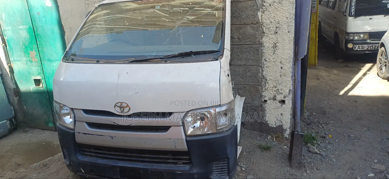 Toyota Hiace Nose Cut