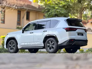 Lexus LX LX 600 2022 White