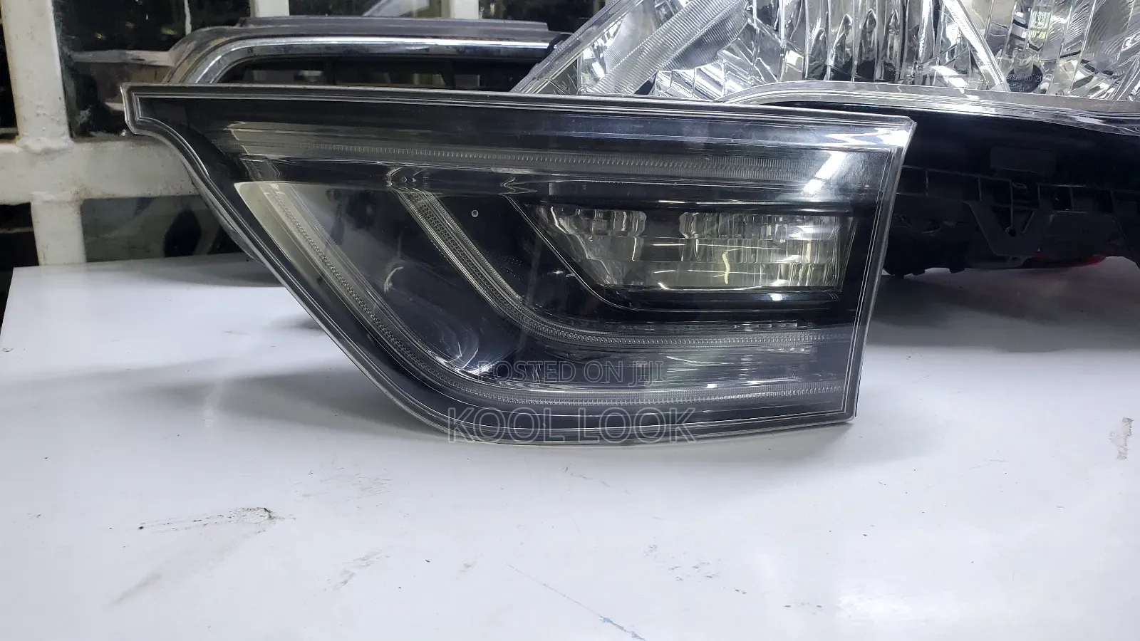 Toyota Harrier 2014/16 Bootlight