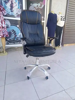 High-Back Executive Leather Chair – Ergonomic Stylish