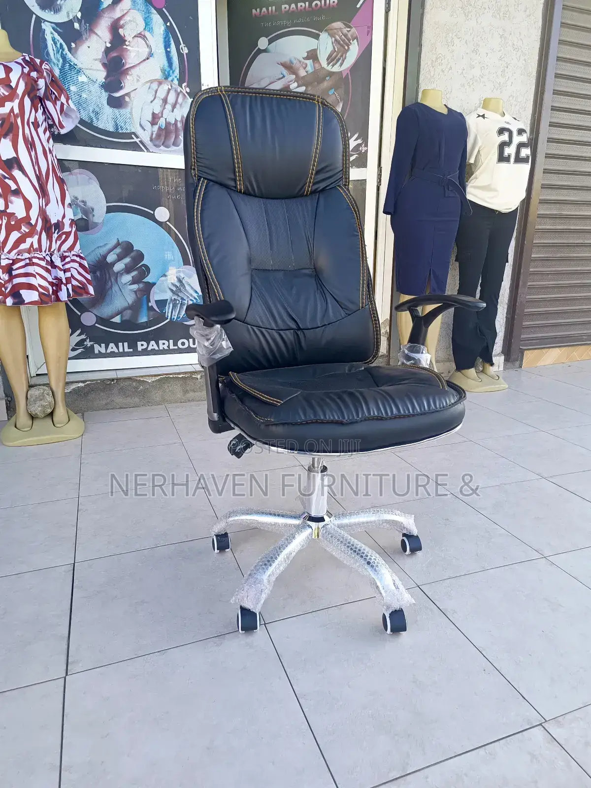 High-Back Executive Leather Chair – Ergonomic Stylish
