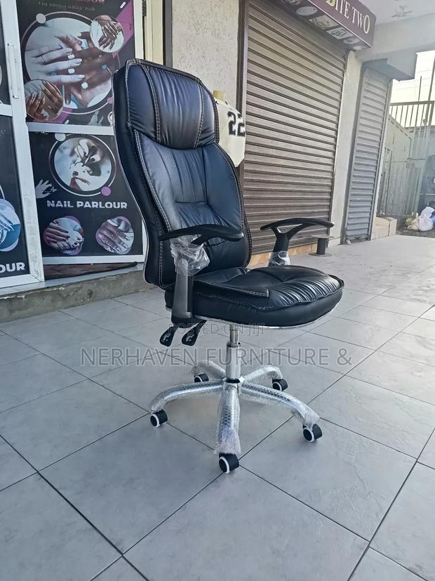 High-Back Executive Leather Chair – Ergonomic Stylish - thumbnail 3