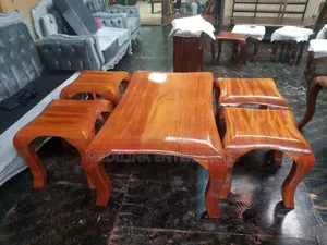 Vanish Mahogany Queen Leg Coffee Table With Stools