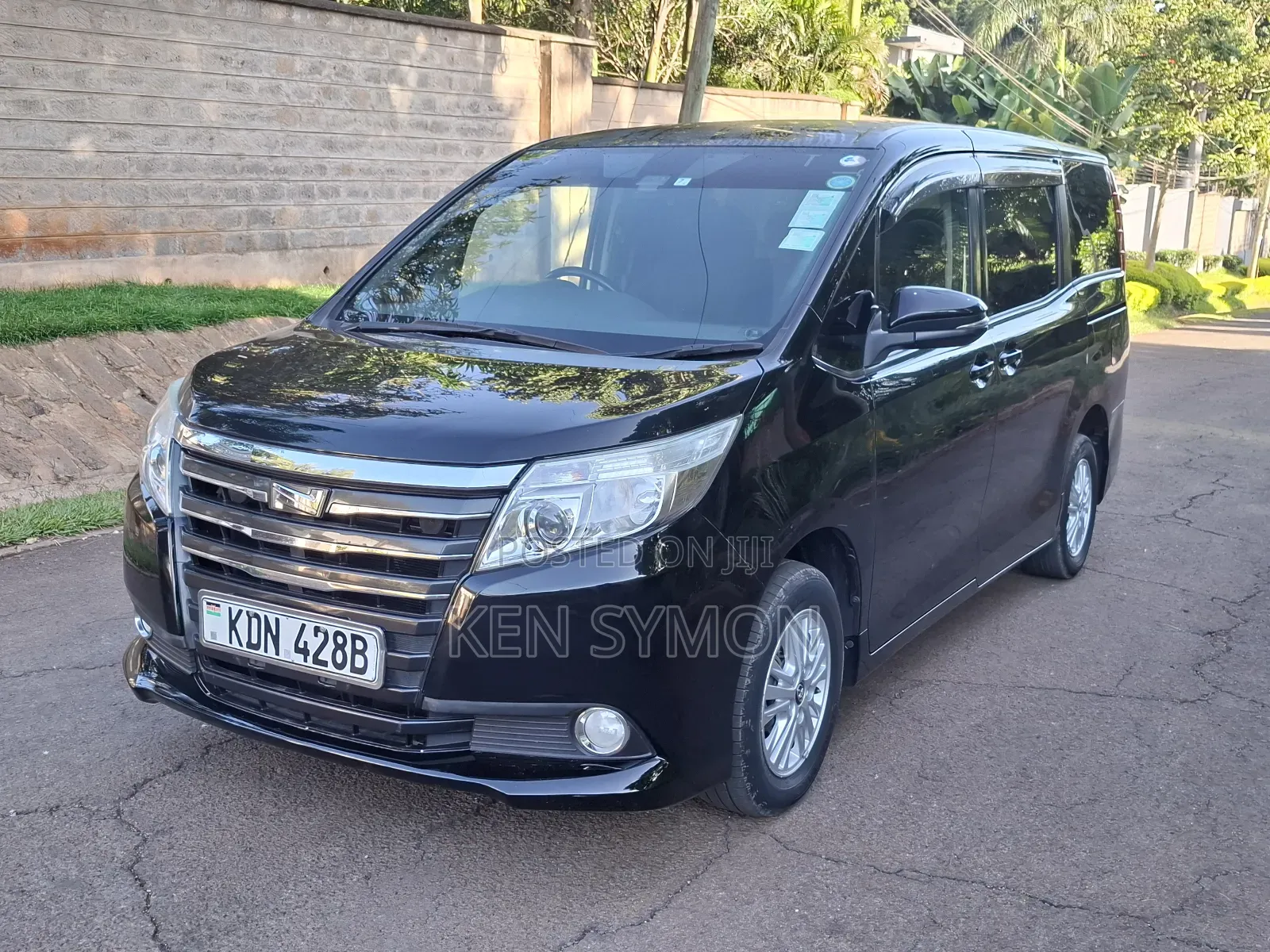 Toyota Noah 2.0 FWD (8 Seater) 2016 Black