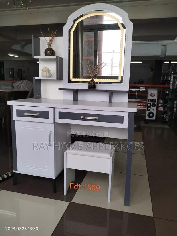 Executive Big Dressing Table With Sliding Mirror