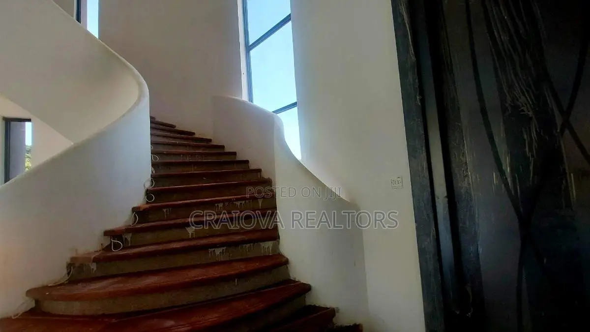 5bdrm Villa in Nyari for sale