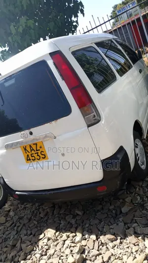 Toyota HiAce 2000 White