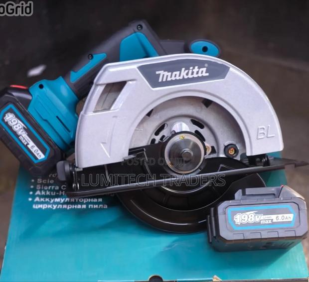 Makita 7" Cordless Circular Saw With 2 198v Batteries