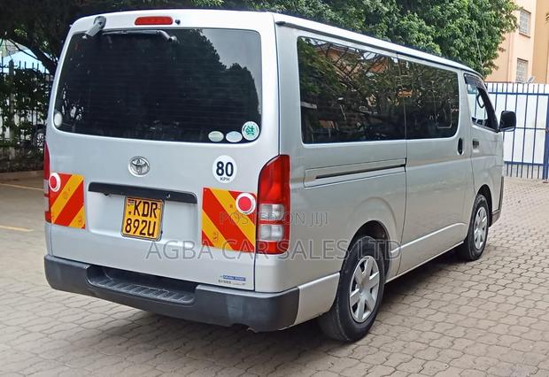 Toyota HiAce 2017 Silver - thumbnail 2