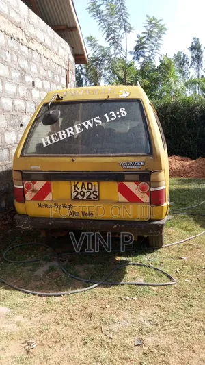 Toyota HiAce 1985 Yellow