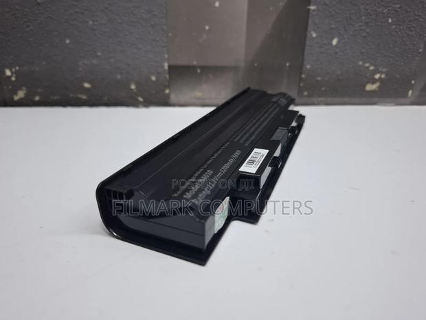 Dell Inspiron N5050 Battery Replacement - thumbnail 4