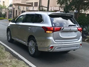 Mitsubishi Outlander 2.0 PHEV AWD 2018 Silver