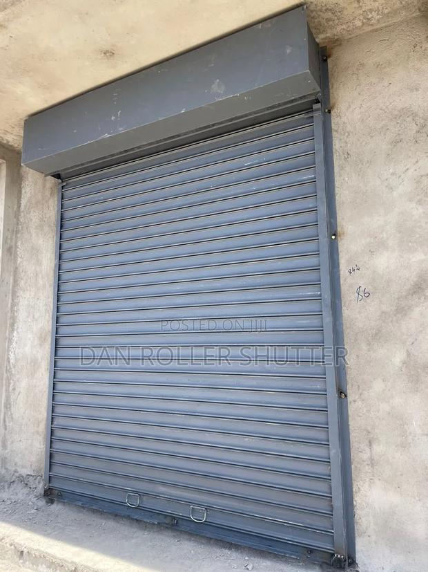 Manual Roller Shutter With Side Guides - thumbnail 2