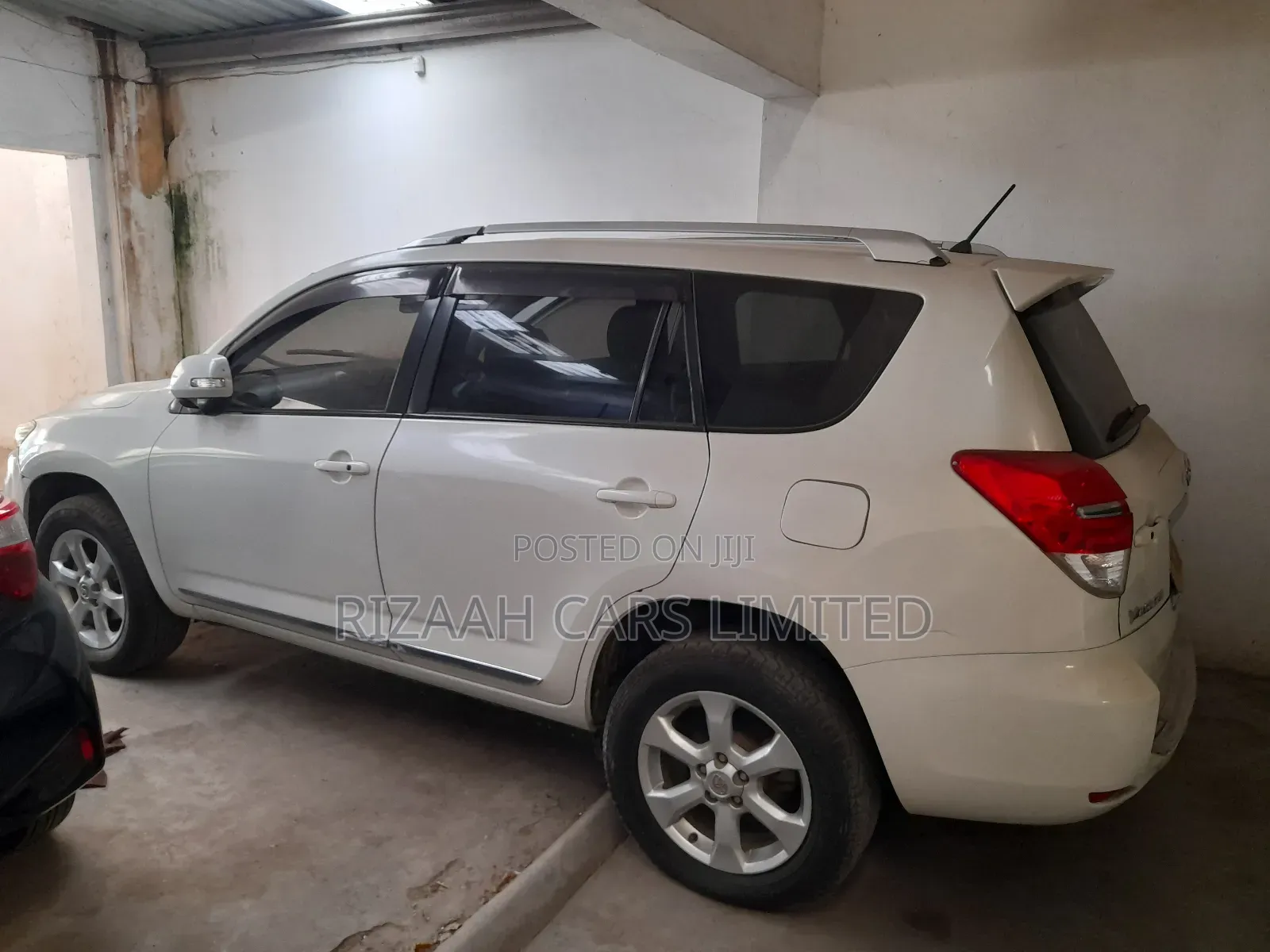 Toyota Vanguard 2012 White