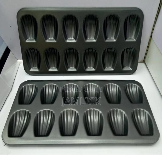 High-Quality 12-Slots Non-Stick Cookie Madeleines Baking Tin - Pm - main view