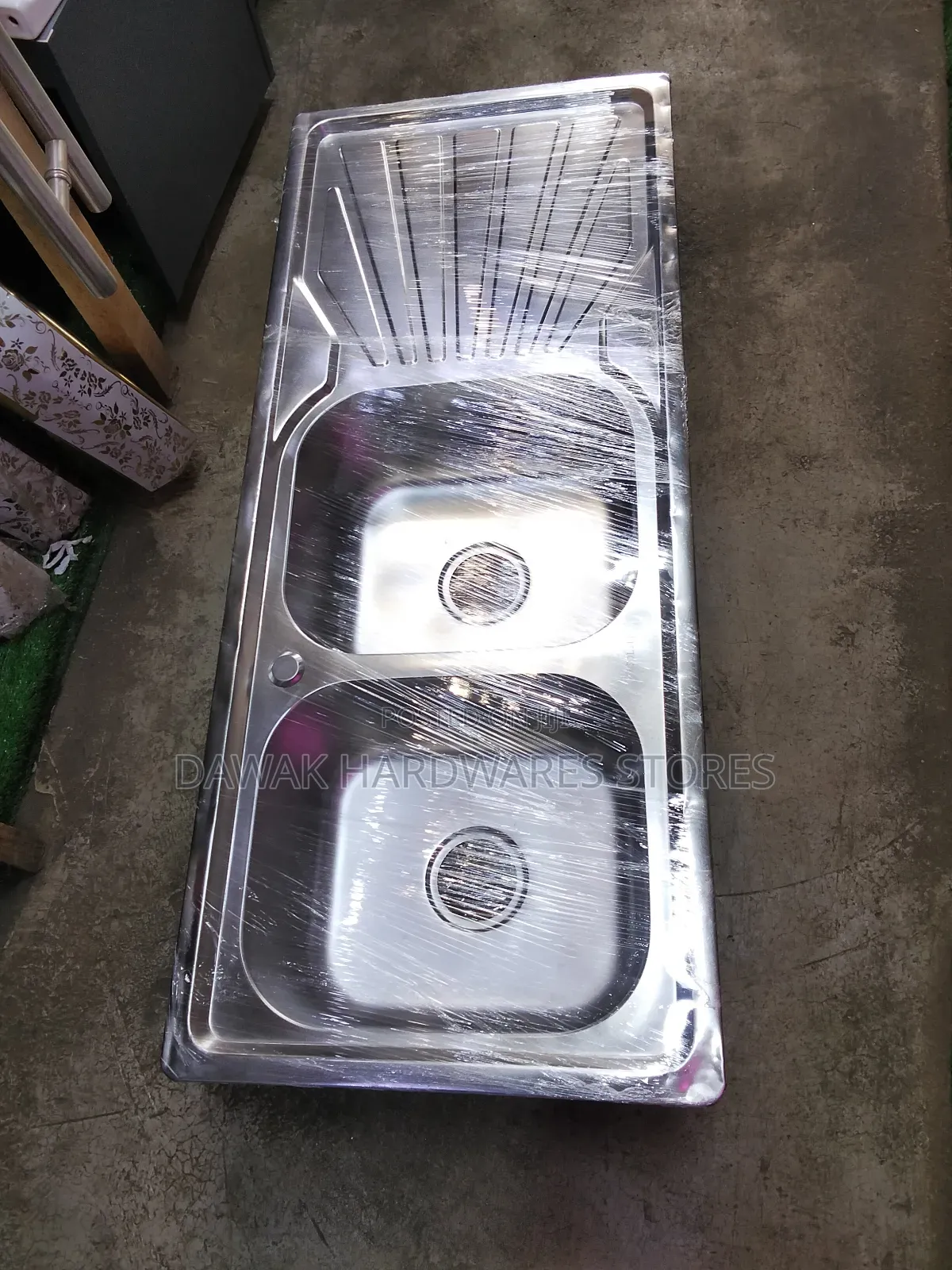 Double Bowl Stainless Kitchen Sink With a Drainboard