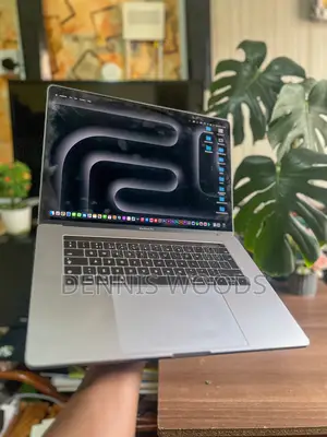 Laptop Apple MacBook Pro 2017 16GB Intel Core i7 SSD 512GB