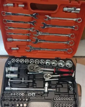 82 Piece Socket Wrench Tool Set/Tool Set Box
