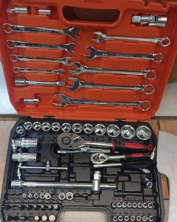 82 Piece Socket Wrench Tool Set/Tool Set Box