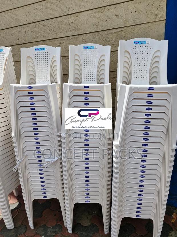 100pcs Armless Kenpoly Chairs.
