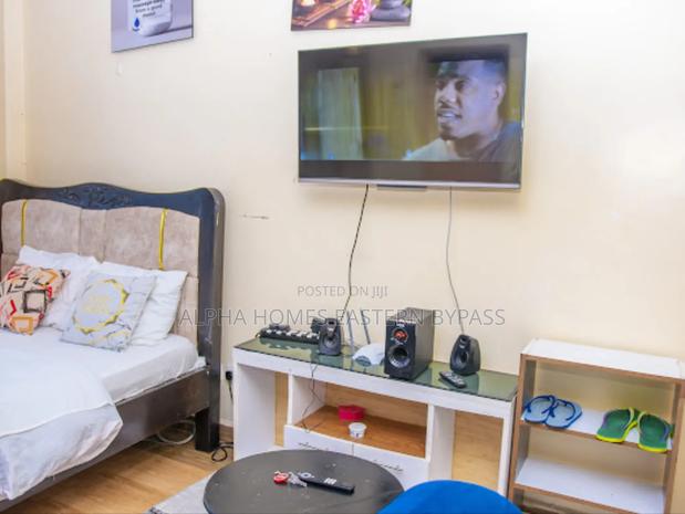 Chic Spacious Studio Along Eastern Bypass – Book Now - thumbnail 2