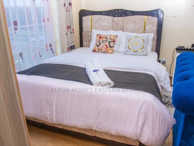 Chic Spacious Studio Along Eastern Bypass – Book Now - thumbnail 3