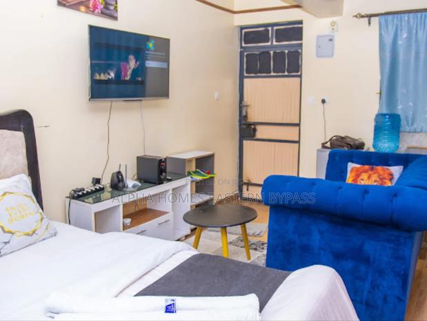 Chic Spacious Studio Along Eastern Bypass – Book Now - thumbnail 4