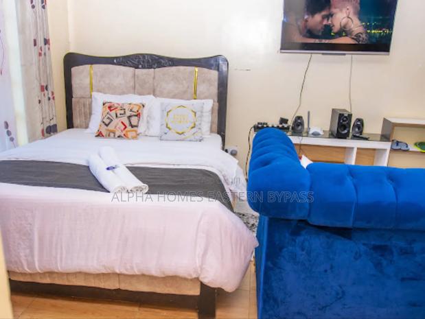 Chic Spacious Studio Along Eastern Bypass – Book Now - thumbnail 5