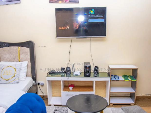 Chic Spacious Studio Along Eastern Bypass – Book Now - thumbnail 7