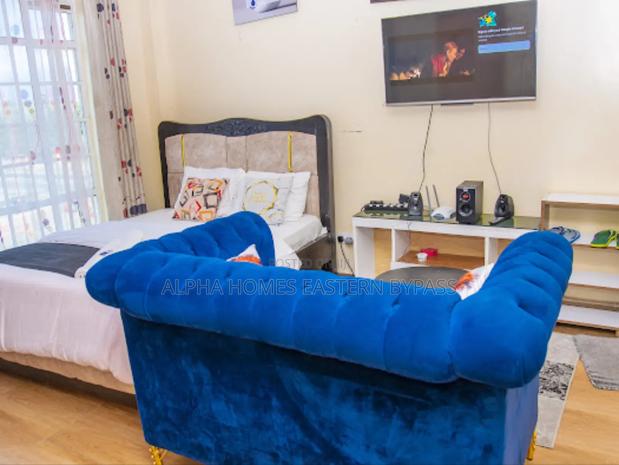 Chic Spacious Studio Along Eastern Bypass – Book Now - thumbnail 8