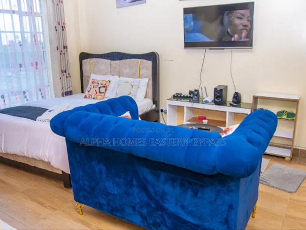 Chic Spacious Studio Along Eastern Bypass – Book Now - thumbnail 10
