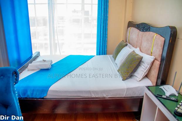 Chic Spacious Studio Along Eastern Bypass – Book Now - thumbnail 11