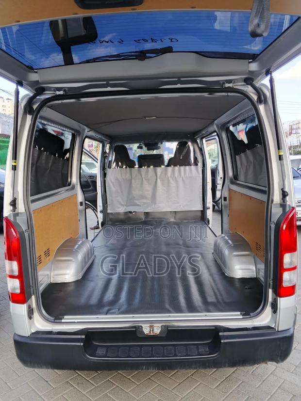Toyota HiAce 2019 Silver - thumbnail 4