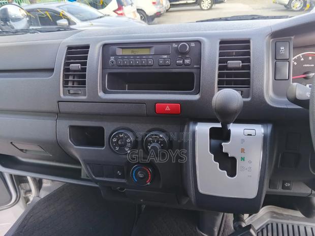 Toyota HiAce 2019 Silver - thumbnail 3