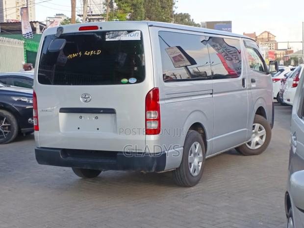 Toyota HiAce 2019 Silver - thumbnail 5