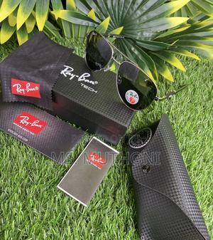 Ray-Ban Aviator Sunglasses With a Gold Frame Black Polarized Lenses - thumbnail 2