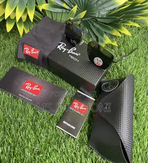 Ray-Ban Aviator Sunglasses With a Gold Frame Black Polarized Lenses