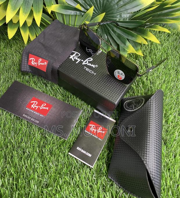 Ray-Ban Aviator Sunglasses With a Gold Frame Black Polarized Lenses - thumbnail 3