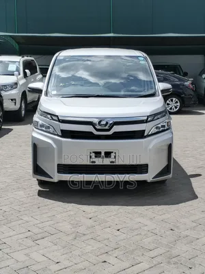Toyota Voxy 2018 Silver